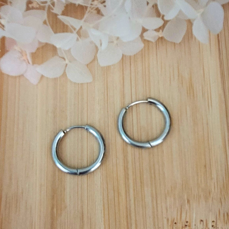 Boucles d'oreilles créole fine argentée et pampille Fleur à rayure blanche et rose pâle