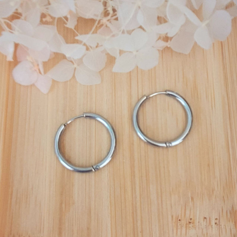 Boucles d'oreilles créole argentée et pampille Fleur striée noir bleu marine roi azur et argenté