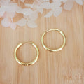 Boucles d'oreilles créole dorée et pampille Fleur striée beige et dorée