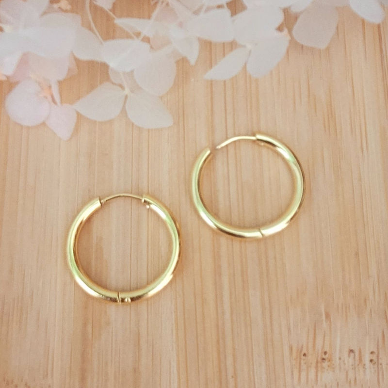 Boucles d'oreilles créole dorée et pampille Fleur striée beige et dorée