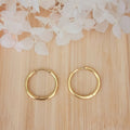 Boucles d'oreilles créole dorée et pampille Love marbrée blanc beige et doré