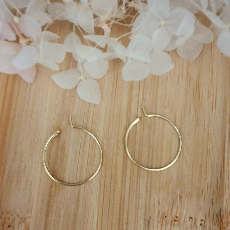 Boucles d'oreilles créole fine dorée et pampille Mini Love marbrée bleu vert et doré