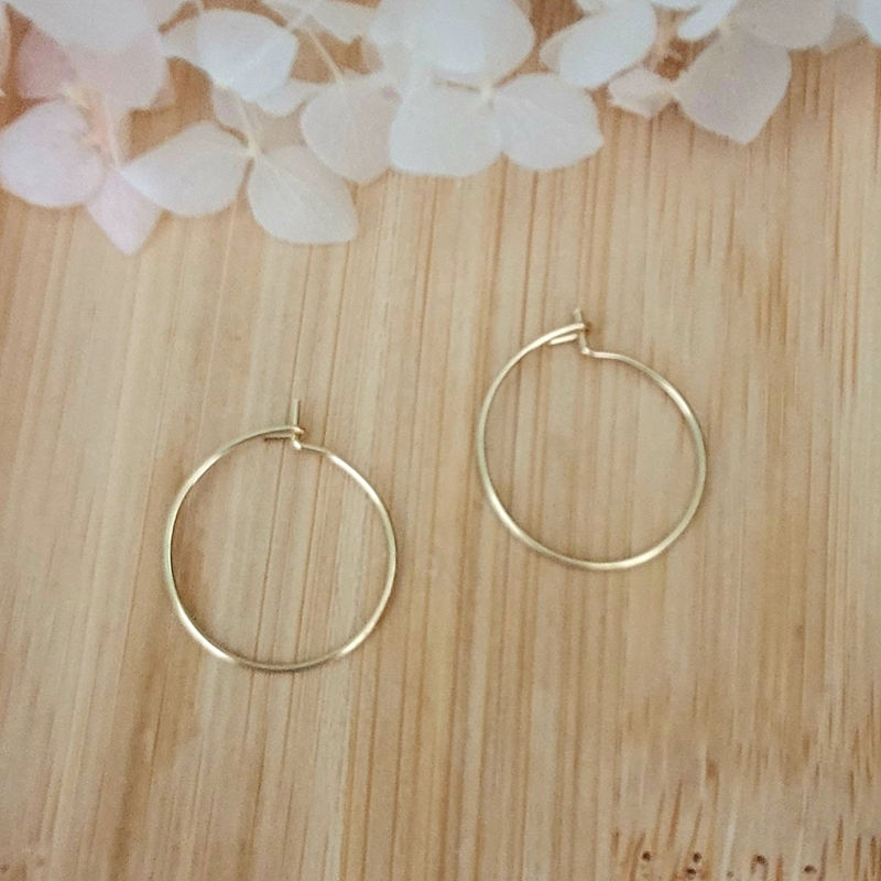Boucles d'oreilles créole fine dorée et pampille Fleur striée blanc orange jaune et doré