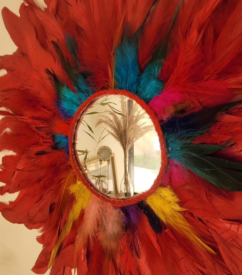 Jujuhat Aurore Pourpre avec miroir central en plume naturelle bordeau rose foncé touche bleu jaune rose vert