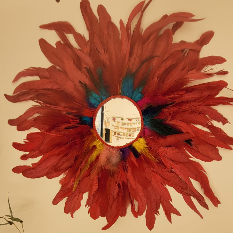 Jujuhat Aurore Pourpre avec miroir central en plume naturelle bordeau rose foncé touche bleu jaune rose vert