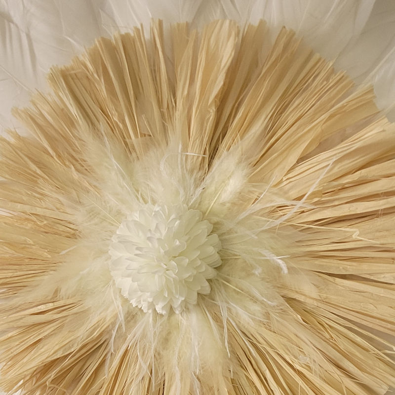 Jujuhat "Eclat d'Ivoire" en plume blanche et raphia naturel