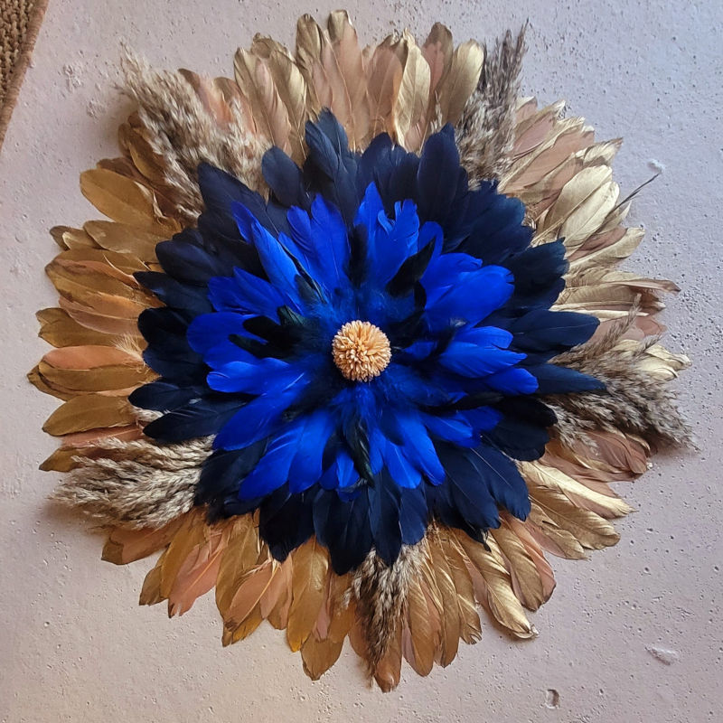 Jujuhat "Nuit Bohême" en plume doré, bleu marine, bleu roi, noir et fleur de pampa naturelle beige
