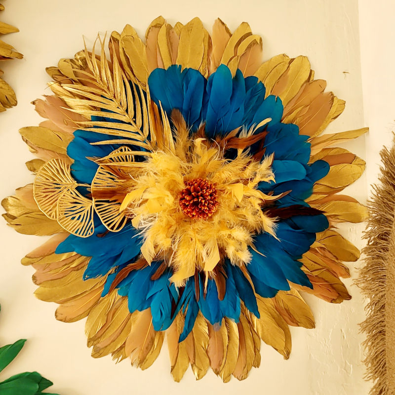 Jujuhat l'Oasis Doré en plume naturelle doré bleu azur beige poudré et sa palme et feuillage doré
