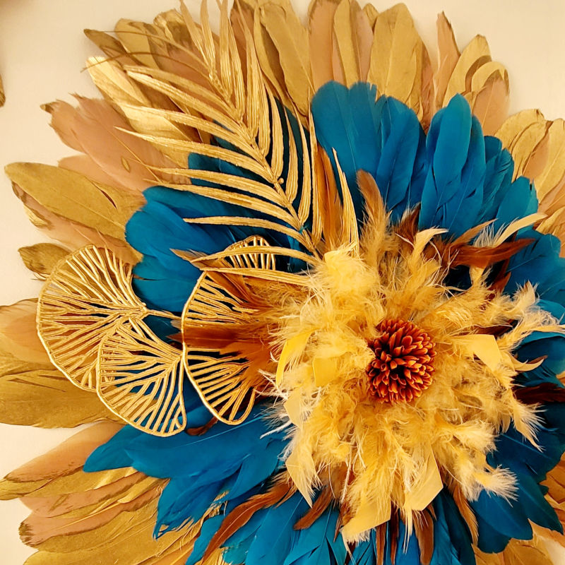 Jujuhat l'Oasis Doré en plume naturelle doré bleu azur beige poudré et sa palme et feuillage doré