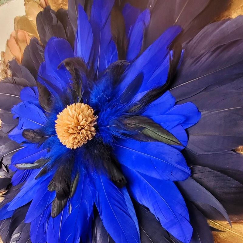 Jujuhat "Nuit Bohême" en plume doré, bleu marine, bleu roi, noir et fleur de pampa naturelle beige