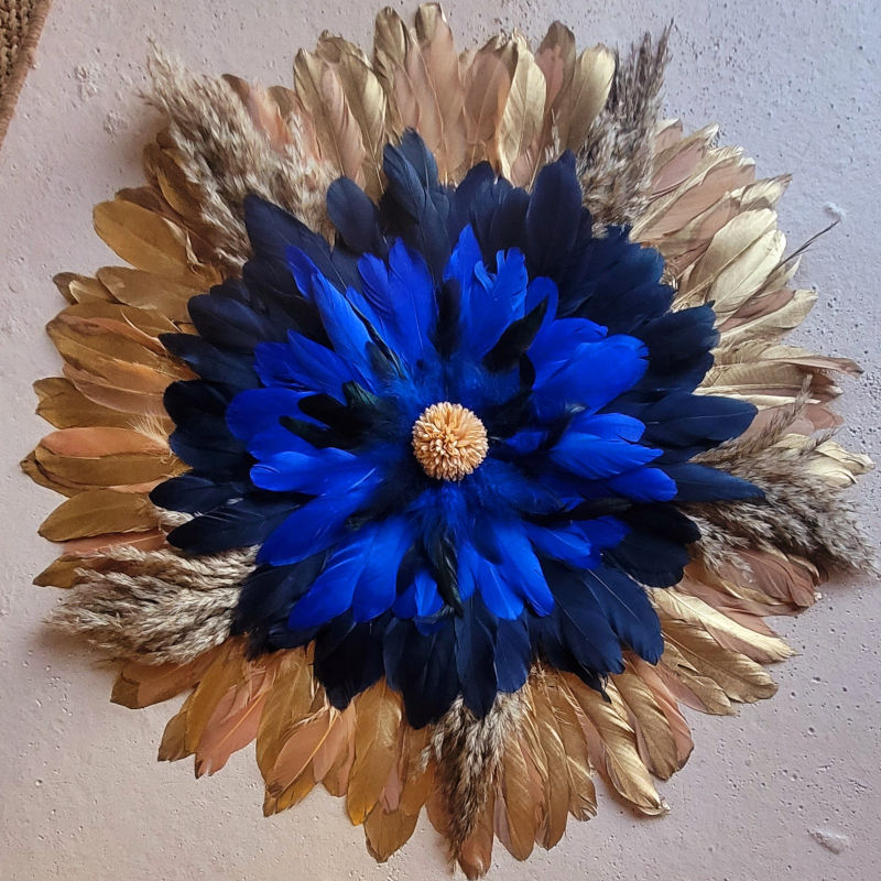 Jujuhat "Nuit Bohême" en plume doré, bleu marine, bleu roi, noir et fleur de pampa naturelle beige