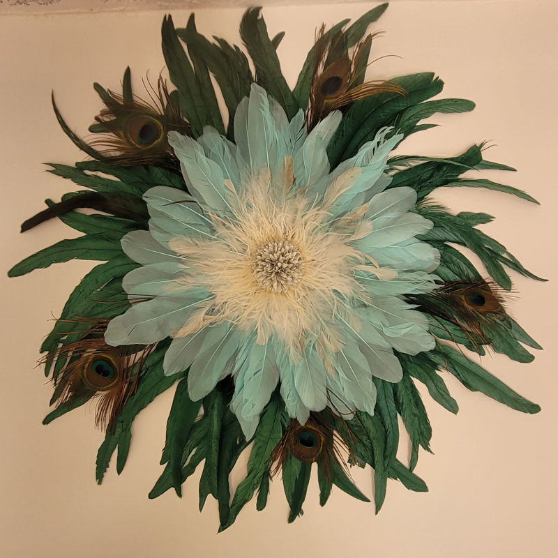 Jujuhat "Jungle Paon" en plume vert royal vert eau blanc et plume naturelle de paon