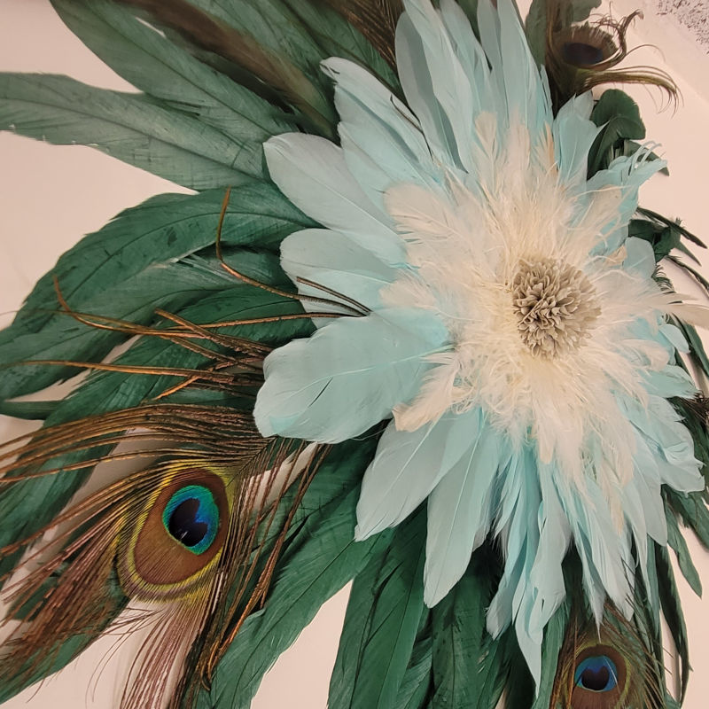 Jujuhat "Jungle Paon" en plume vert royal vert eau blanc et plume naturelle de paon