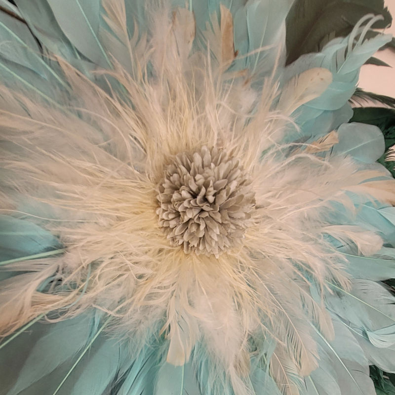 Jujuhat "Jungle Paon" en plume vert royal vert eau blanc et plume naturelle de paon