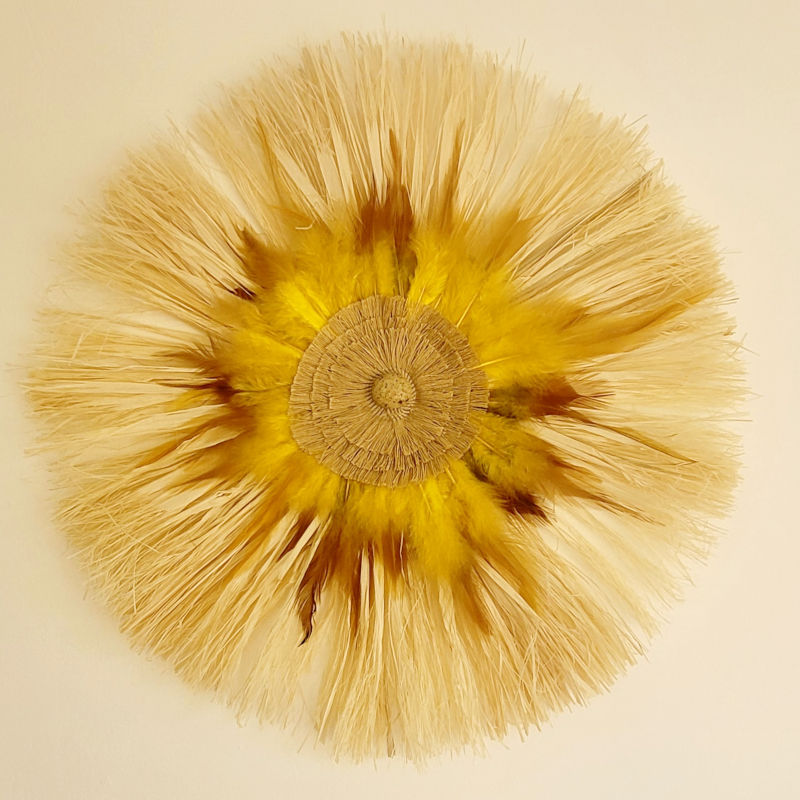 Suspension "Soleil Bohême" en raphia naturel plume jaune beige et doré