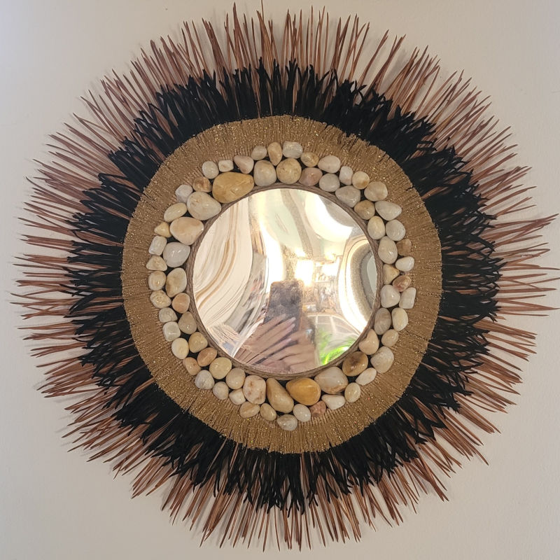Suspension avec effet miroir vieilli "Entre Terre et Mer" entouré d'aiguilles de pin naturelles suédine noir doré et galet de plage