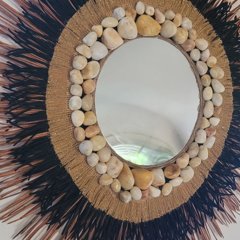 Suspension avec effet miroir vieilli "Entre Terre et Mer" entouré d'aiguilles de pin naturelles suédine noir doré et galet de plage