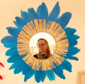 Miroir "Blue Paradise" entouré de plume bleu azur et raphia naturel