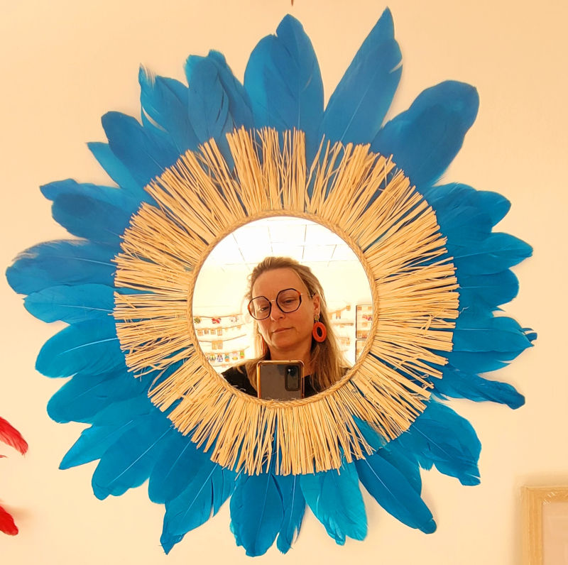 Miroir "Blue Paradise" entouré de plume bleu azur et raphia naturel