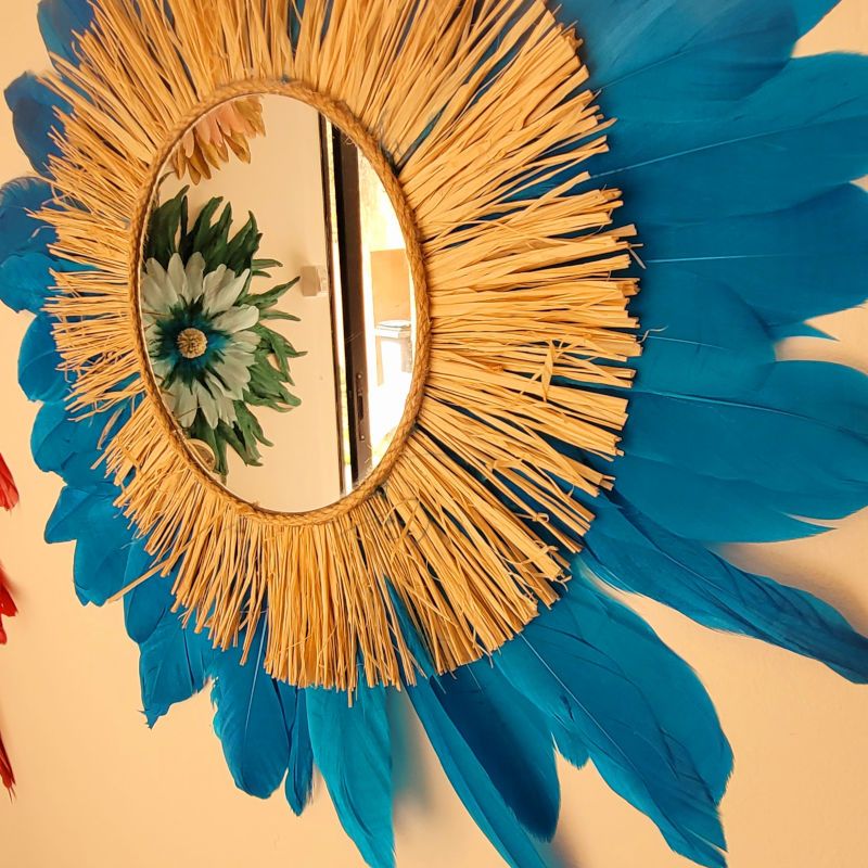Miroir "Blue Paradise" entouré de plume bleu azur et raphia naturel