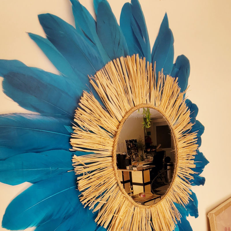 Miroir "Blue Paradise" entouré de plume bleu azur et raphia naturel