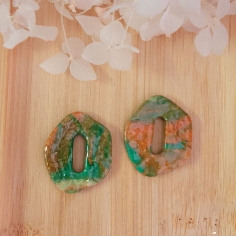 Boucles d'oreilles Créole dorée et pampille Bora martelée et marbrée caramel vert caramel kaki doré doré