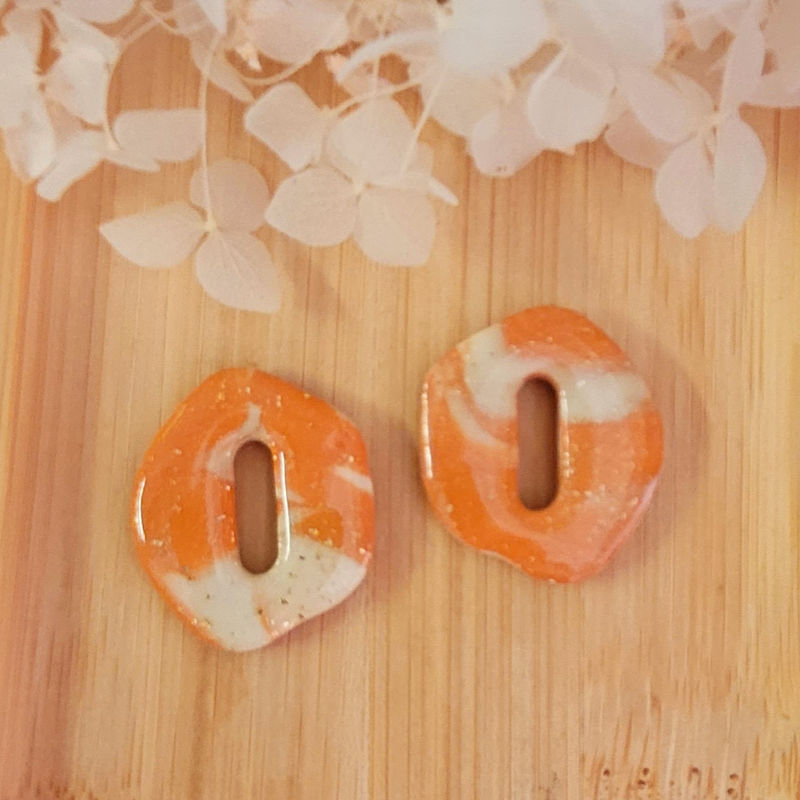 Boucles d'oreilles Créole dorée et pampille Bora marbré caramel blanc doré