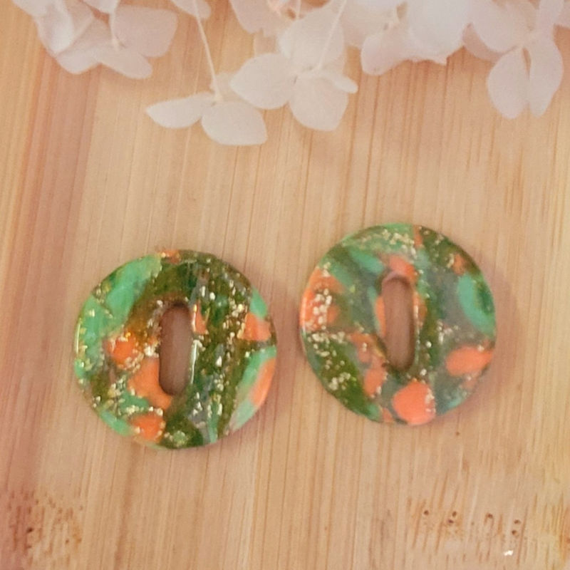 Boucles d'oreilles créole fine dorée et pampille Donut's marbrée vert orange kaki et doré