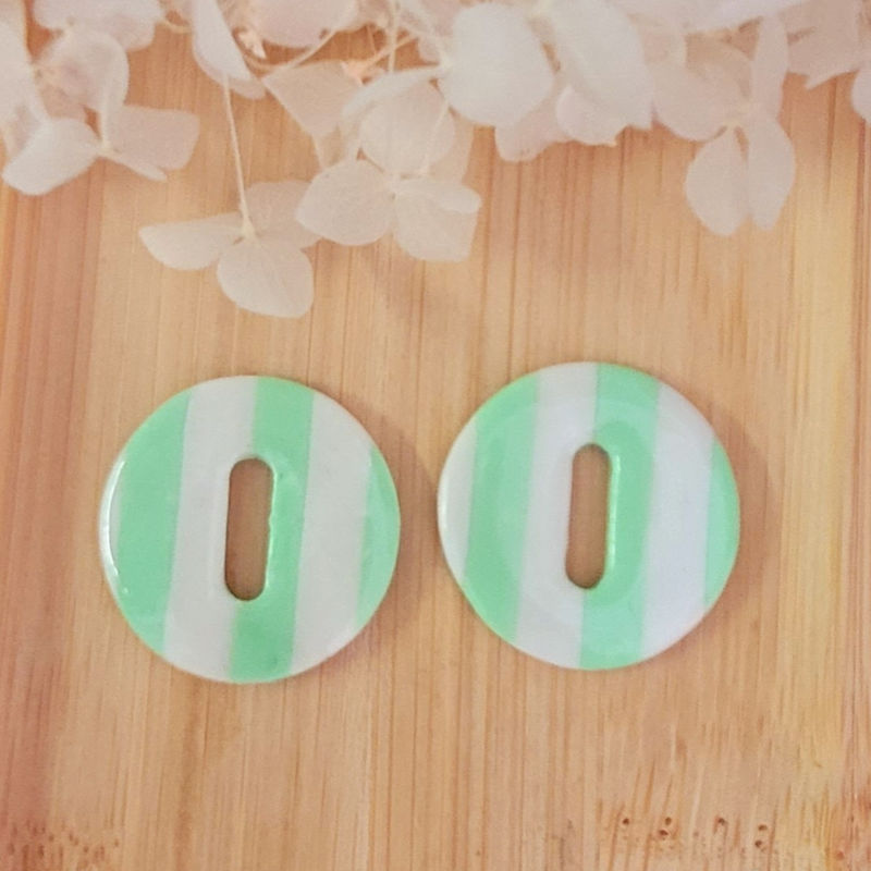 Boucles d'oreilles créole dorée et pampille Donut's à rayure blanc et vert pastel