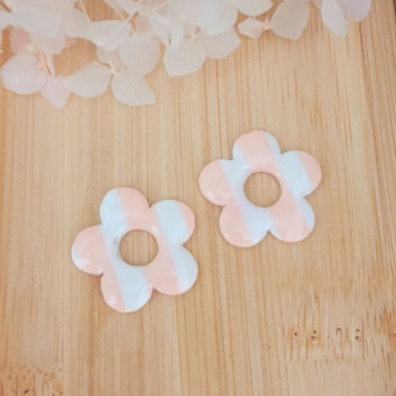 Boucles d'oreilles créole fine argentée et pampille Fleur à rayure blanche et rose pâle