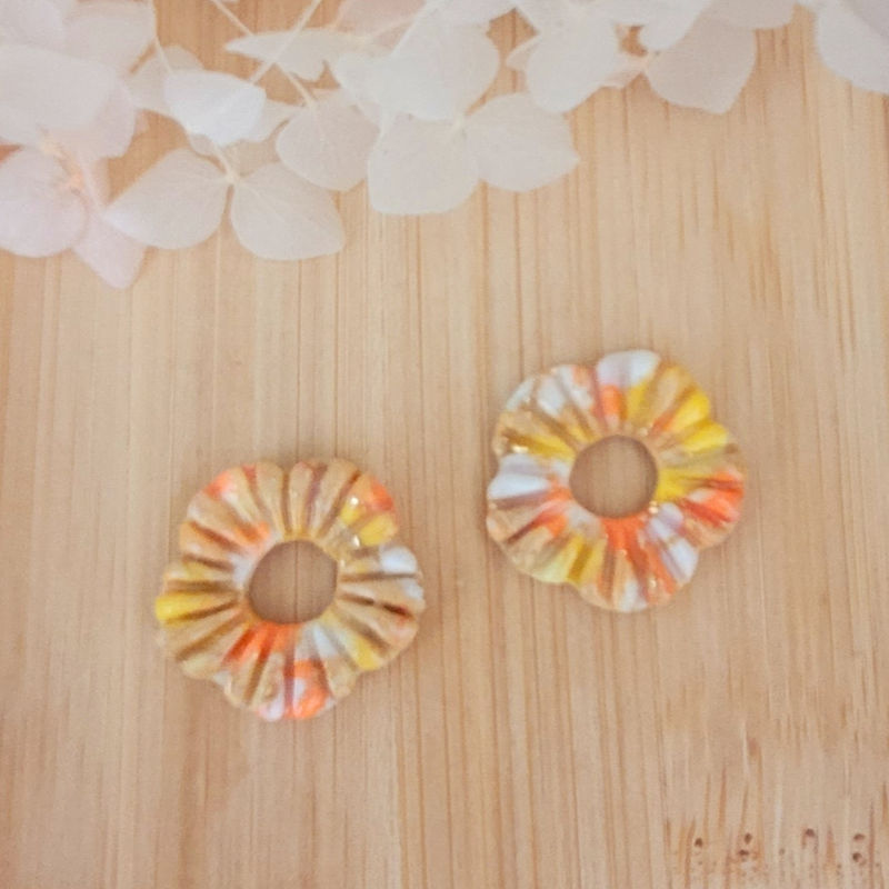 Boucles d'oreilles créole fine dorée et pampille Fleur striée blanc orange jaune et doré