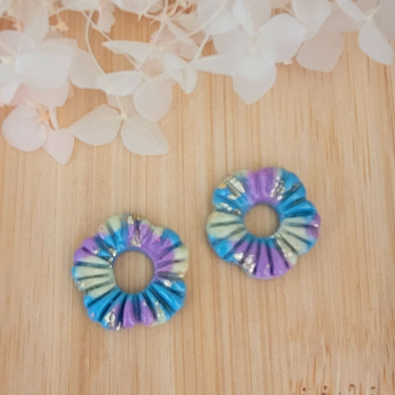 Boucles d'oreilles créole dorée et pampille Fleur striée bleu mauve jaune pâle et doré