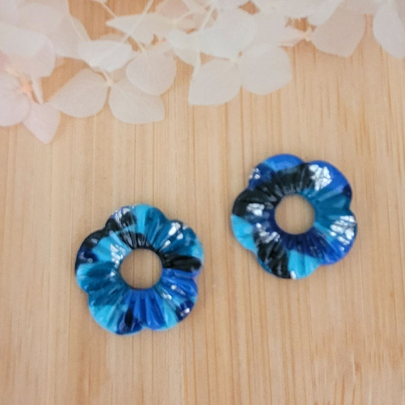 Boucles d'oreilles créole argentée et pampille Fleur striée noir bleu marine roi azur et argenté