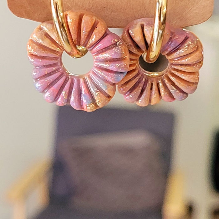 Boucles d'oreilles créole dorée et pampille Fleur striée beige rosé bleu doré