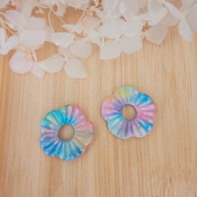 Boucles d'oreilles créole dorée et pampille Fleur striée rose bleu vert pastel