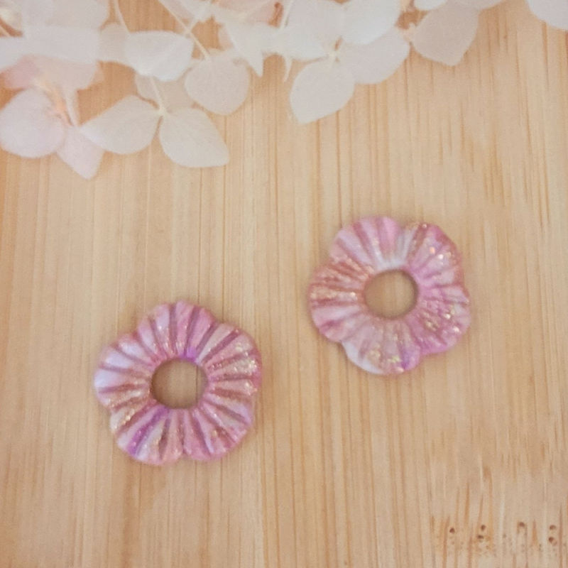 Boucles d'oreilles créole épaisse dorée et pampille Fleur striée vieux rose et doré