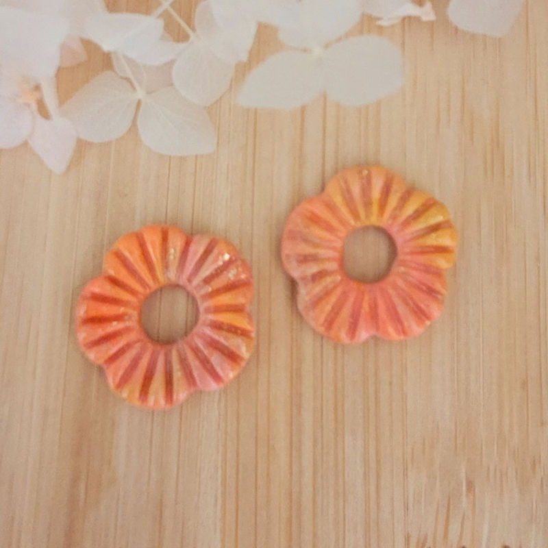 Boucles d'oreilles créole dorée et pampille Fleur striée rose orange beige et dorée
