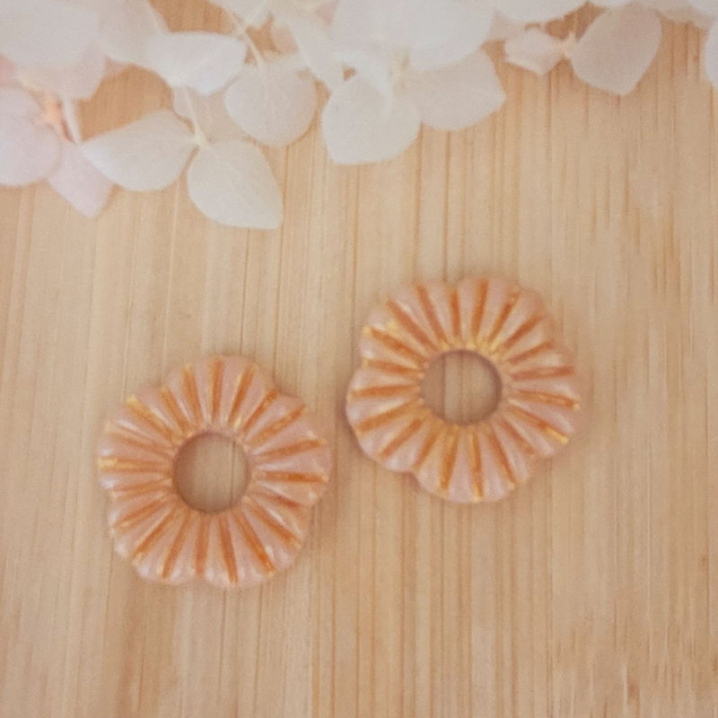 Boucles d'oreilles créole dorée réversible et pampille Fleur striée nude et doré
