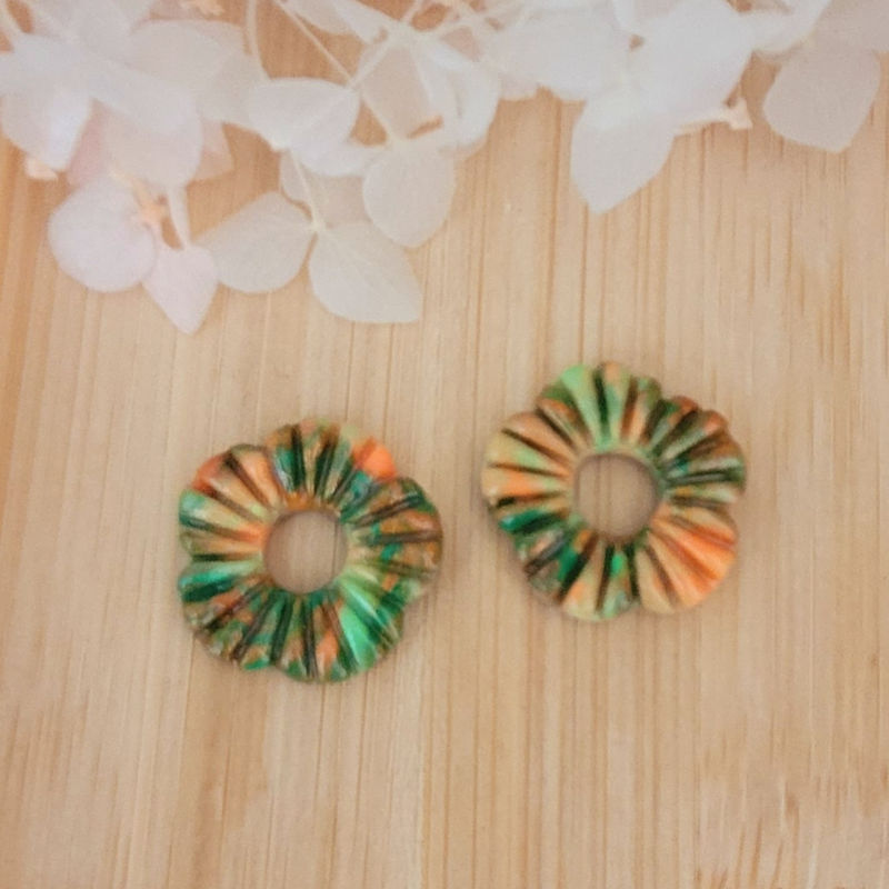 Boucles d'oreilles créole dorée et pampille Fleur striée vert orange et kaki