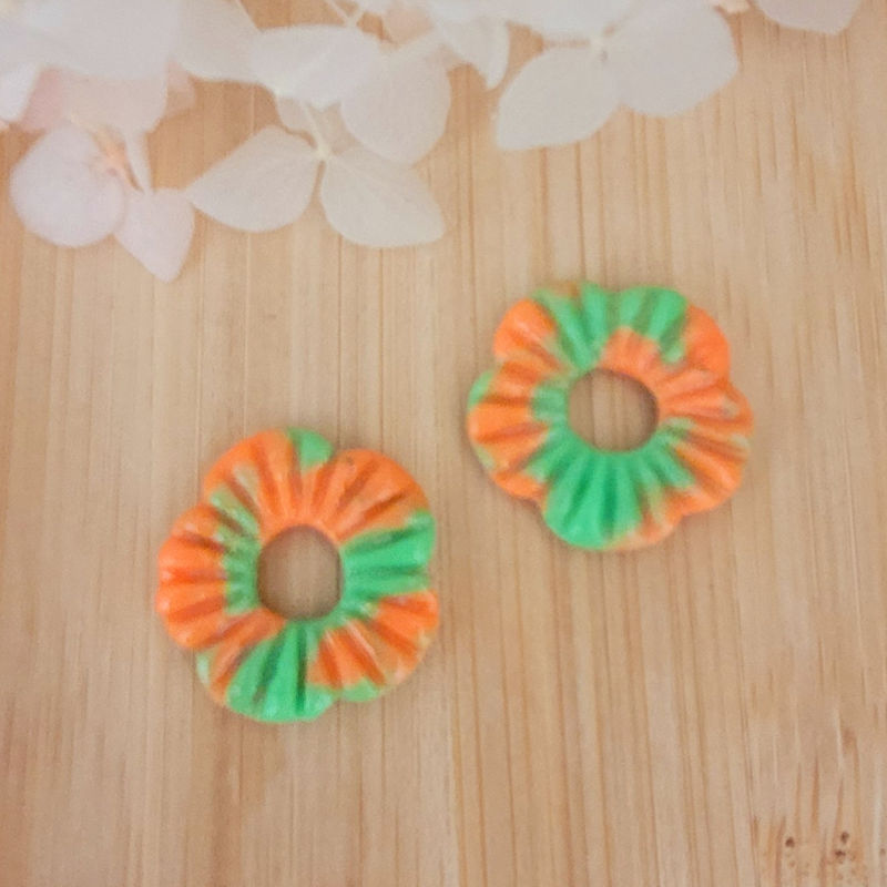 Boucles d'oreilles créole dorée et pampille Fleur striée orange et vert fluo