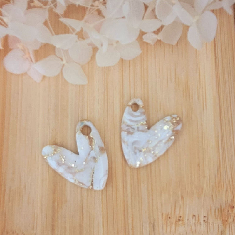 Boucles d'oreilles créole dorée et pampille Love marbrée blanc beige et doré