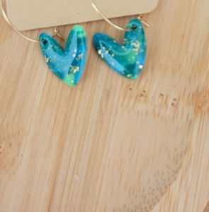 Boucles d'oreilles créole fine dorée et pampille Mini Love marbrée bleu vert et doré