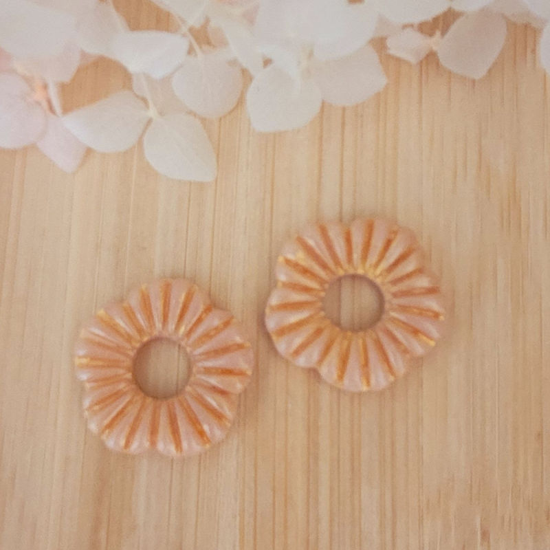 Boucles d'oreilles créole dorée et pampille Fleur striée beige et dorée