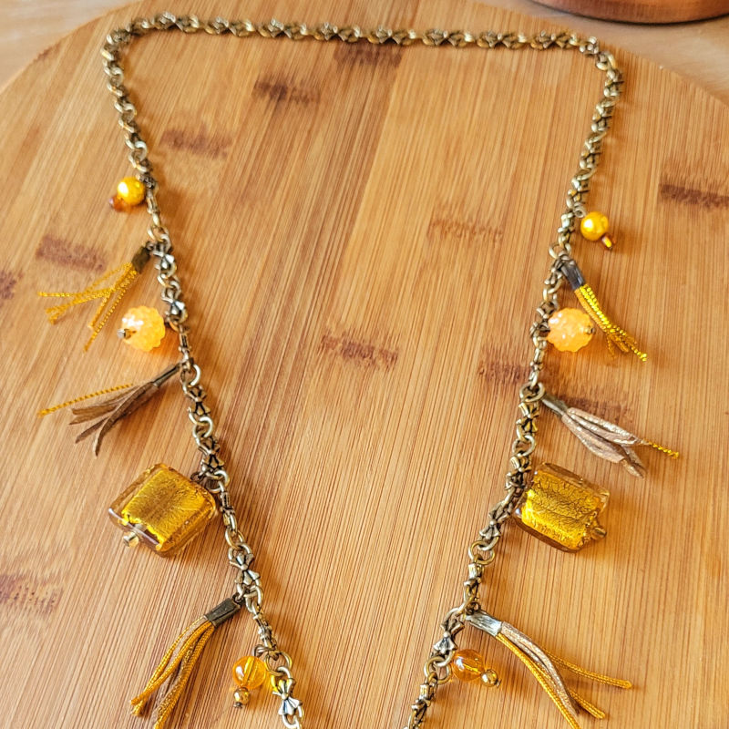 Sautoir chaine acier bronze doré texturée noeud et pampilles de verre feuilleté doré perle suédine et fil de soie orange doré