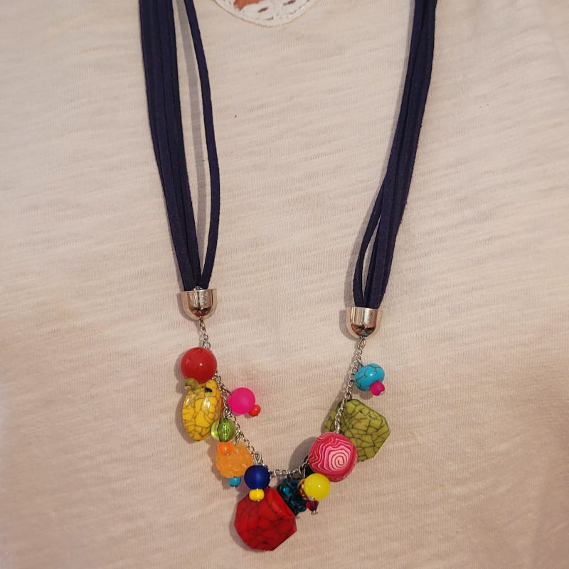 Sautoir fils de suédine bleu marine et perles multicolore