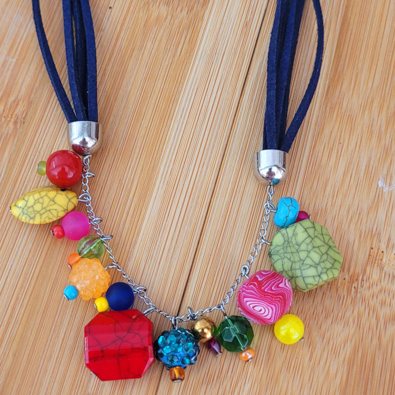 Sautoir fils de suédine bleu marine et perles multicolore