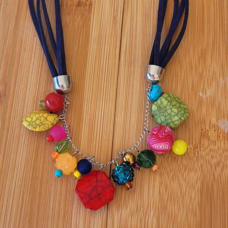 Sautoir fils de suédine bleu marine et perles multicolore
