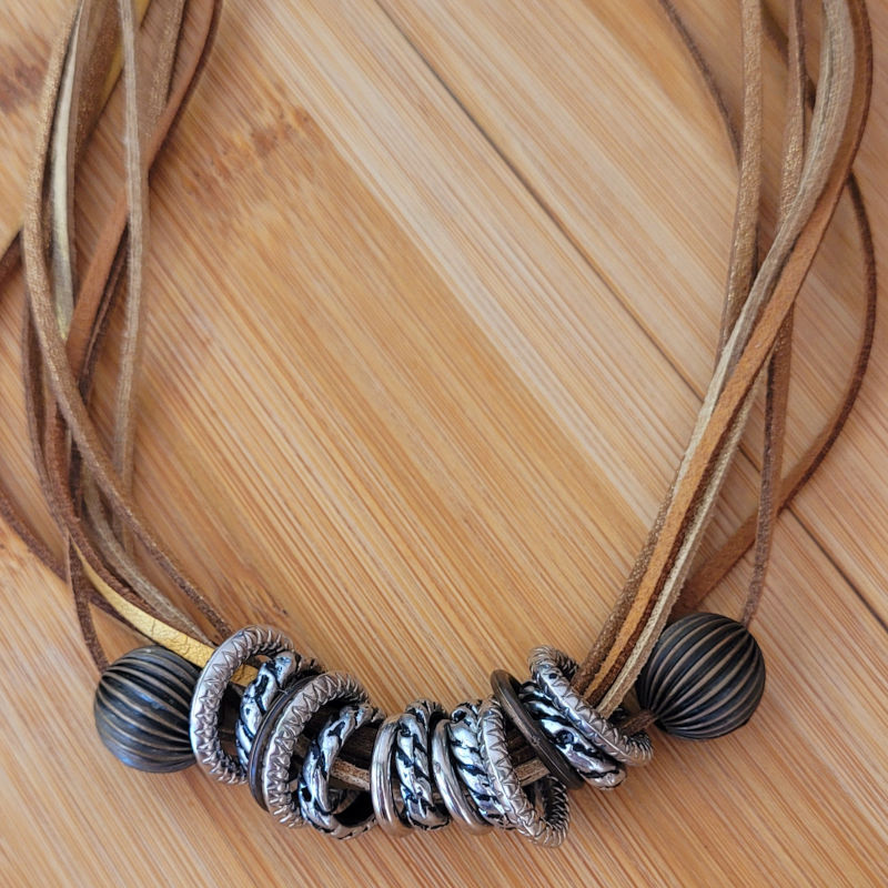 Sautoir fils de suédine beige et doré pailleté et boule striée bronze et anneaux acier gris argenté vieilli