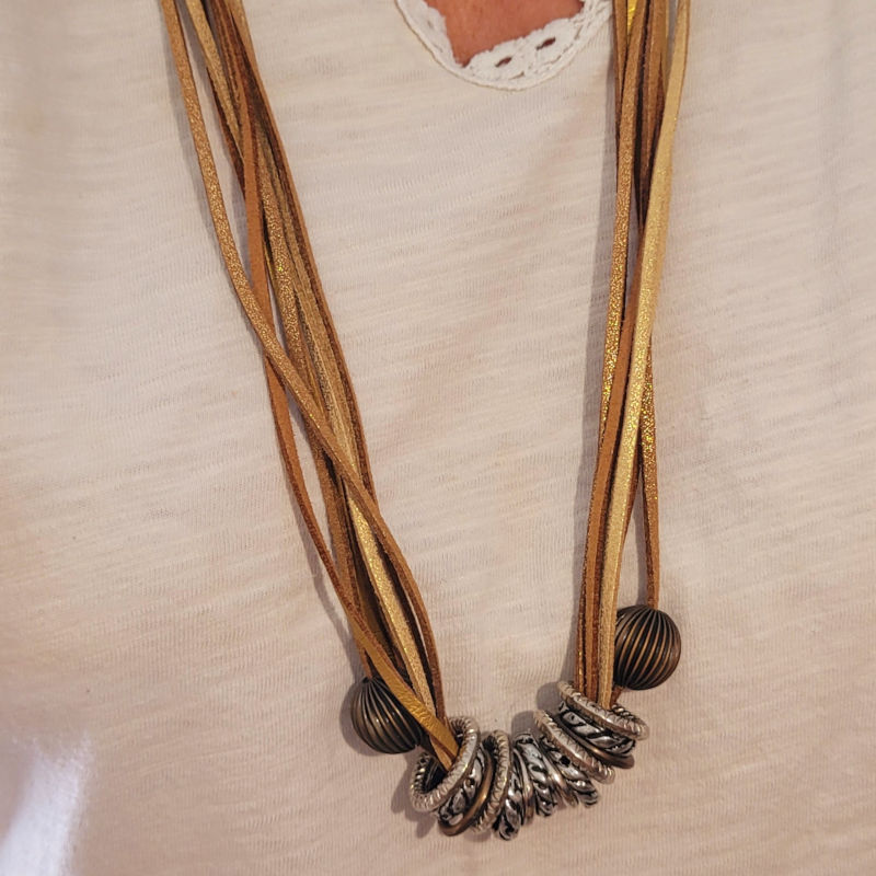 Sautoir fils de suédine beige et doré pailleté et boule striée bronze et anneaux acier gris argenté vieilli