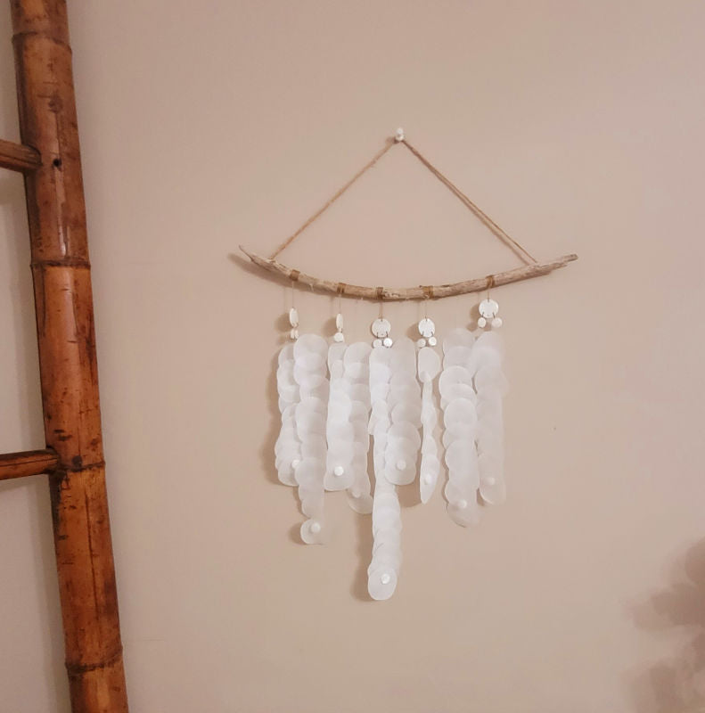 Suspension "Cascade d'Ivoire" en bois flotté pastille ivoire et médaillon de papier de soie blanc